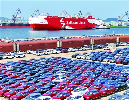 9月14日,国产汽车在烟台港集结等待装船出口 新华社发